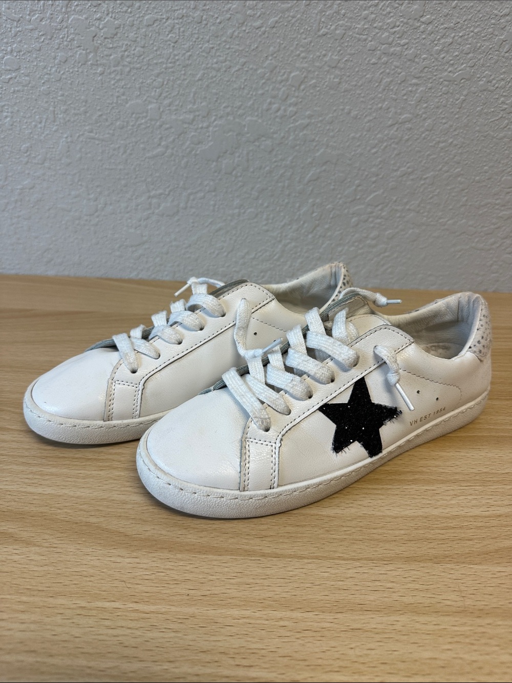 Vintage Havana White Women’s Sneakers with Black Star Accent